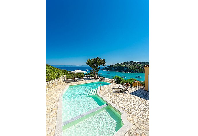 Private pool and terrace with panoramic sea views . - Alexander . (Galleria fotografica) }}