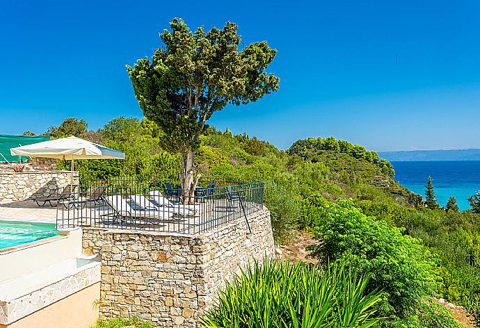 Private terrace with panoramic sea views . - Alexander . (Fotogalerie) }}