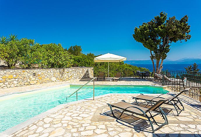 Private pool and terrace with panoramic sea views . - Alexander . (Galleria fotografica) }}