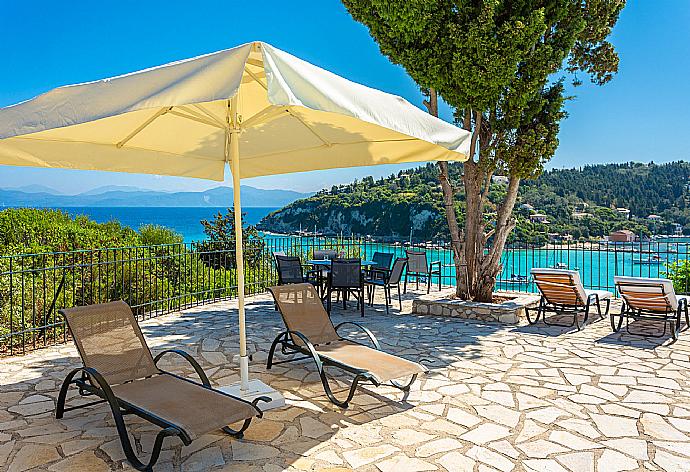 Private terrace with panoramic sea views . - Alexander . (Fotogalerie) }}