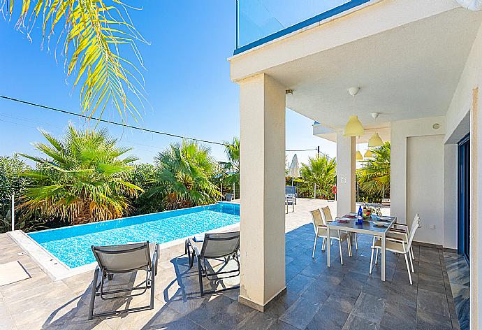 Private pool and terrace . - Villa Seashell . (Fotogalerie) }}