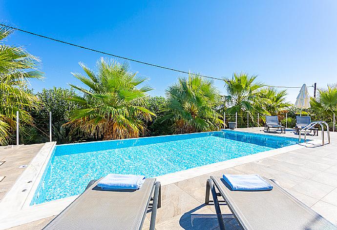 Private pool and terrace . - Villa Seashell . (Fotogalerie) }}