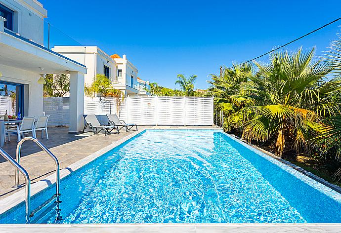 Private pool and terrace . - Villa Seashell . (Fotogalerie) }}