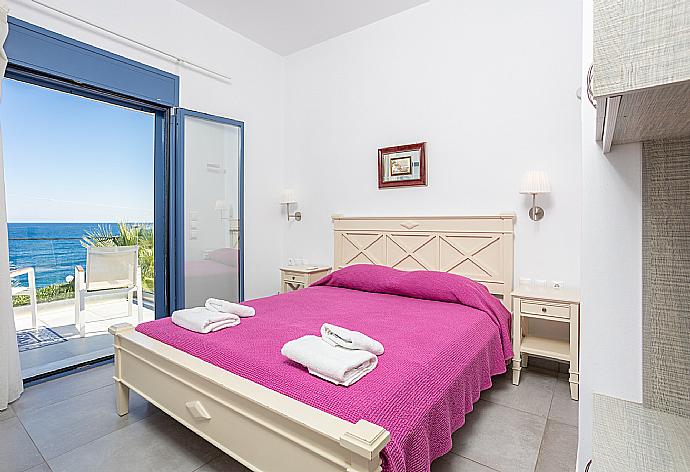 Double bedroom with en suite bathroom, A/C, sea views, and upper terrace access . - Villa Seashell . (Galería de imágenes) }}