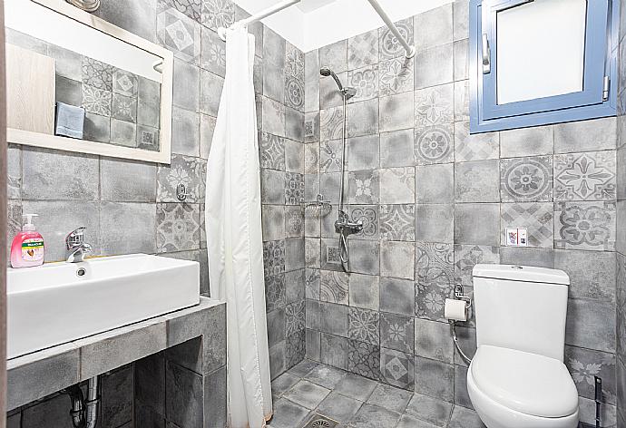 En suite bathroom with shower . - Villa Seashell . (Photo Gallery) }}