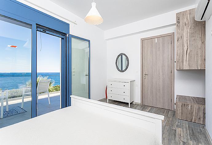 Double bedroom with A/C, sea views, and upper terrace access . - Villa Seashell . (Galerie de photos) }}