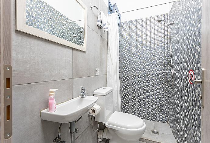 Family bathroom with shower . - Villa Seashell . (Fotogalerie) }}