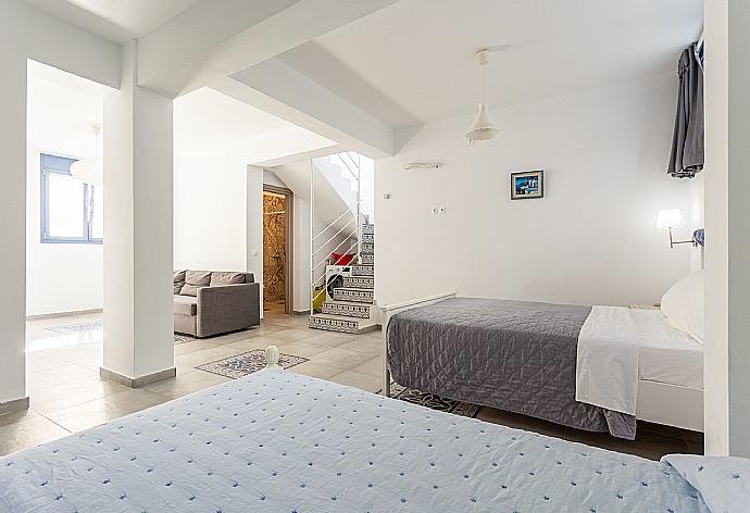 Twin bedroom with double bed, single bed, sofa, en suite bathroom, and A/C . - Villa Seashell . (Galleria fotografica) }}