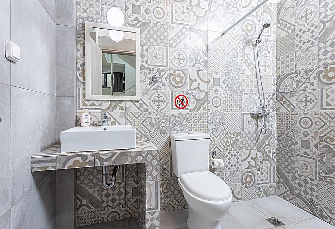 En suite bathroom with shower . - Villa Seashell . (Photo Gallery) }}