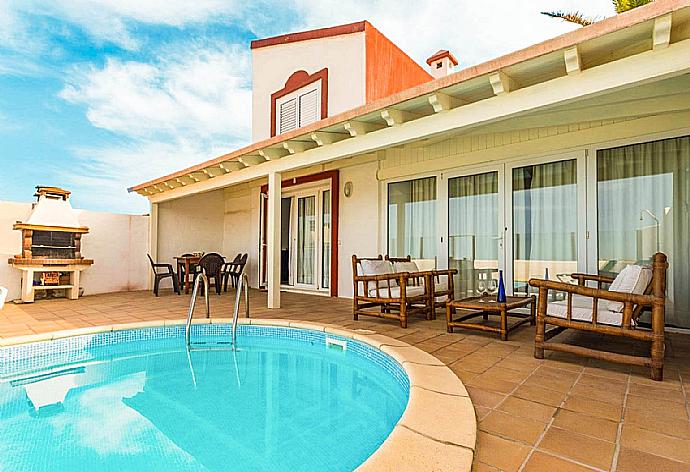 Outdoor sheltered patio . - Villa Remos Ocho . (Galleria fotografica) }}