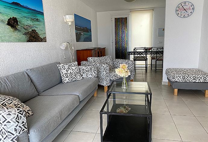 Living room with dining area  . - Villa Remos Ocho . (Fotogalerie) }}