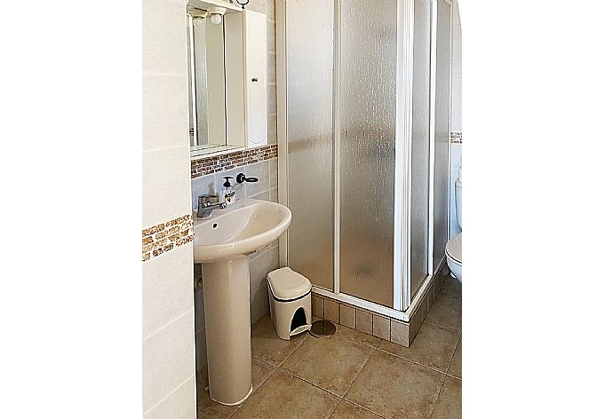 Bathroom with shower . - Villa Remos Ocho . (Photo Gallery) }}