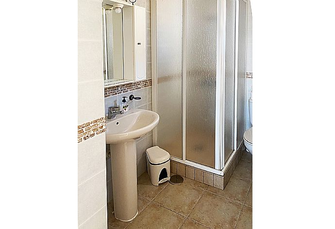 Bathroom with shower . - Villa Remos Ocho . (Galería de imágenes) }}