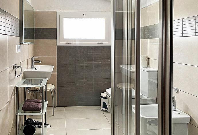 Bathroom with shower . - Villa Remos Ocho . (Galerie de photos) }}