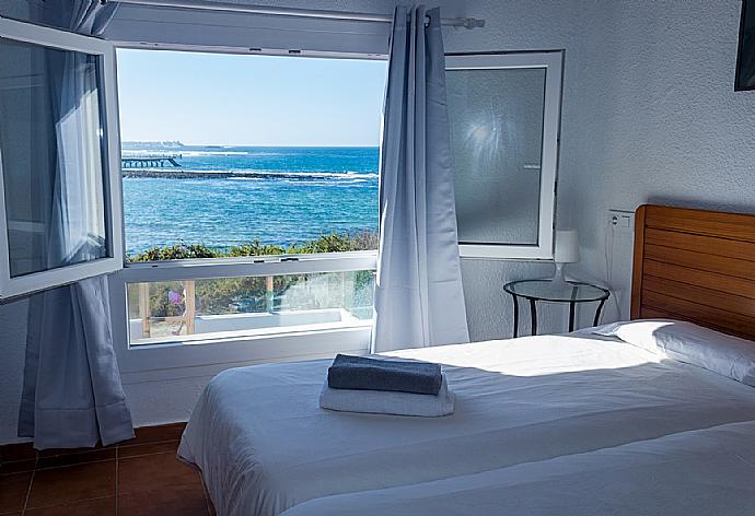 Twin bedroom with beautiful view . - Villa Remos Ocho . (Galleria fotografica) }}