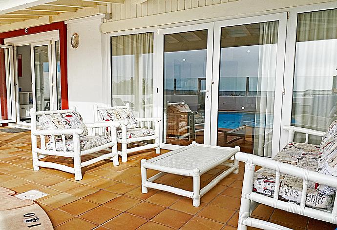 Sheltered patio  with outdoor BBQ . - Villa Remos Ocho . (Galleria fotografica) }}