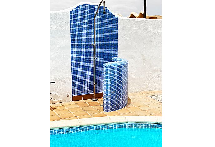 Outdoor shower . - Villa Remos Ocho . (Fotogalerie) }}