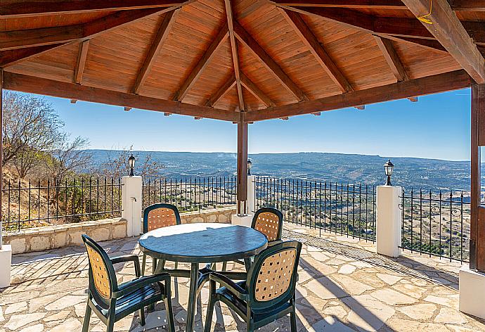 Terrace area with views . - Villa Heaven . (Galería de imágenes) }}