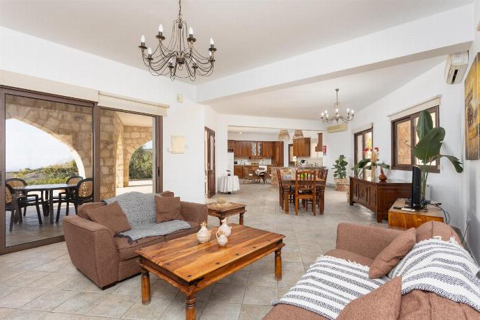 Open-plan living room with sofas, dining area, kitchen, ornamental fireplace, A/C, WiFi internet, and satellite TV . - Villa Heaven . (Fotogalerie) }}