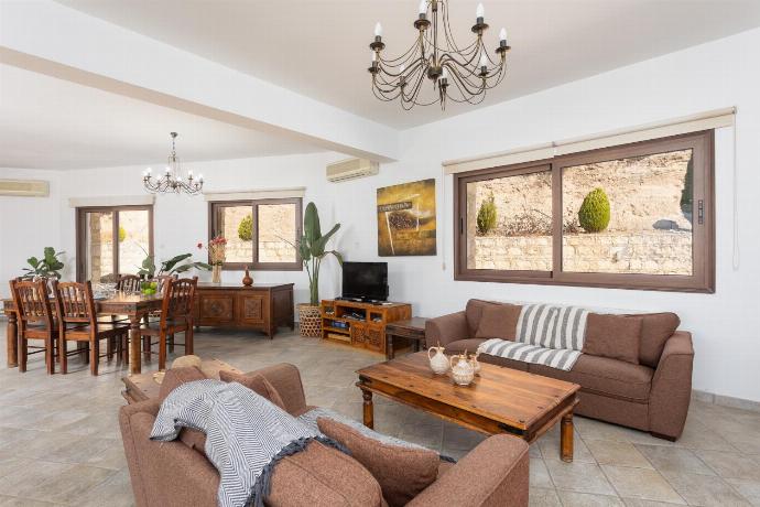 Open-plan living room with sofas, dining area, kitchen, ornamental fireplace, A/C, WiFi internet, and satellite TV . - Villa Heaven . (Fotogalerie) }}