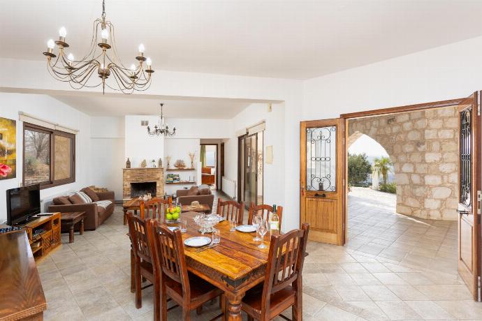 Open-plan living room with sofas, dining area, kitchen, ornamental fireplace, A/C, WiFi internet, and satellite TV . - Villa Heaven . (Galerie de photos) }}