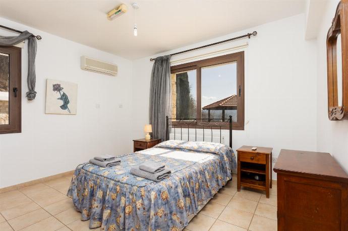 Double bedroom with en suite bathroom and A/C . - Villa Heaven . (Galleria fotografica) }}