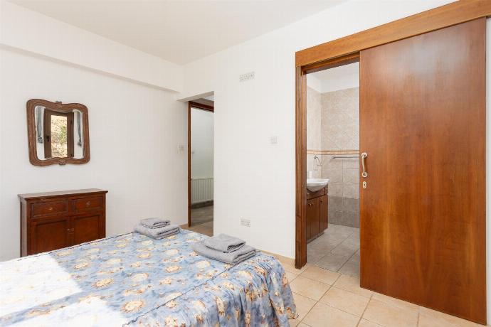 Double bedroom with en suite bathroom and A/C . - Villa Heaven . (Galleria fotografica) }}