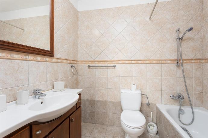 En suite bathroom with bath and shower . - Villa Heaven . (Fotogalerie) }}