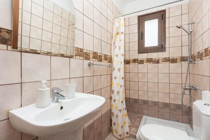 En suite bathroom with shower . - Villa Heaven . (Galleria fotografica) }}