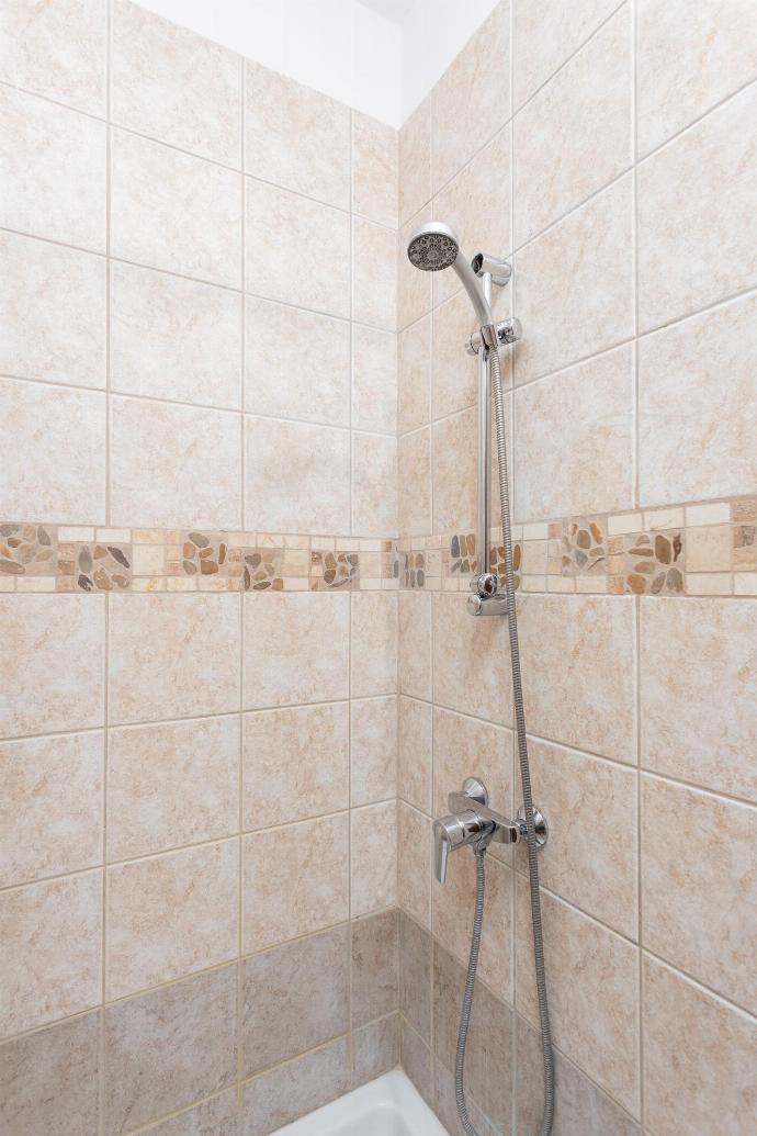 Family bathroom with shower . - Villa Heaven . (Fotogalerie) }}
