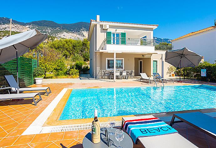 ,Beautiful villa with private pool and terrace with sea views . - Villa Erasmia . (Galerie de photos) }}