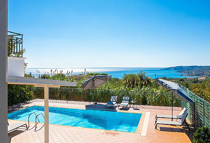 Private pool and terrace with sea views . - Villa Erasmia . (Galería de imágenes) }}