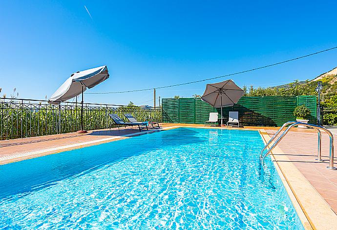Private pool and terrace with sea views . - Villa Erasmia . (Fotogalerie) }}