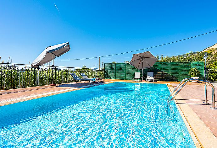 Private pool and terrace with sea views . - Villa Erasmia . (Galerie de photos) }}