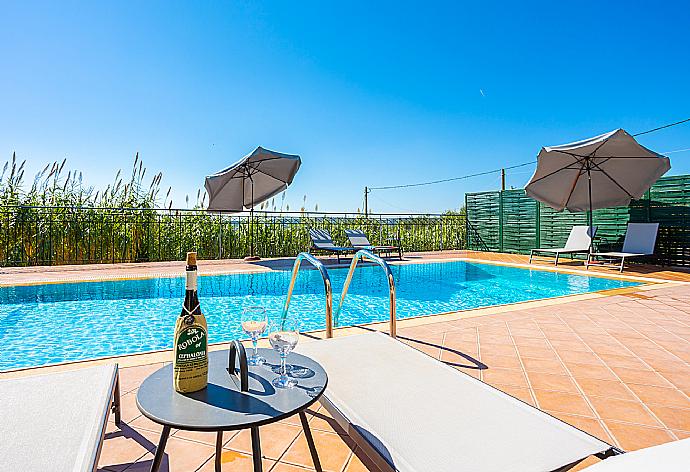 Private pool and terrace with sea views . - Villa Erasmia . (Galerie de photos) }}