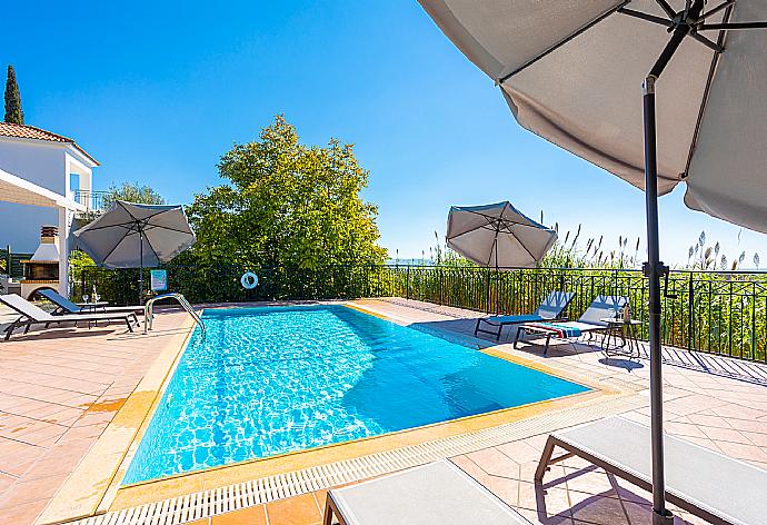 Private pool and terrace with sea views . - Villa Erasmia . (Galerie de photos) }}