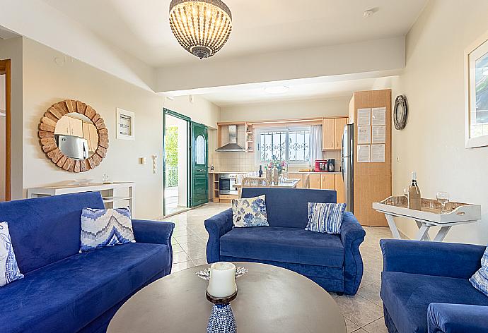 Open-plan living room with sofas, dining area, kitchen, A/C, WiFi internet, and satellite TV . - Villa Erasmia . (Galleria fotografica) }}