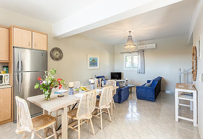 Open-plan living room with sofas, dining area, kitchen, A/C, WiFi internet, and satellite TV . - Villa Erasmia . (Fotogalerie) }}