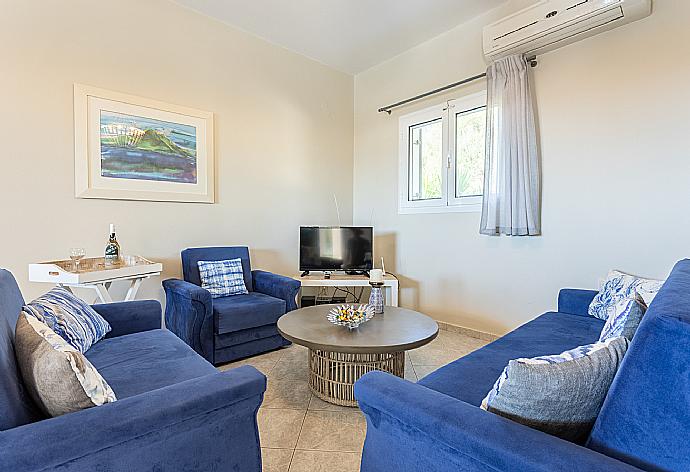 Open-plan living room with sofas, dining area, kitchen, A/C, WiFi internet, and satellite TV . - Villa Erasmia . (Galería de imágenes) }}