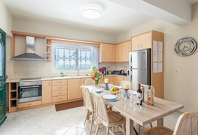 Equipped kitchen . - Villa Erasmia . (Fotogalerie) }}