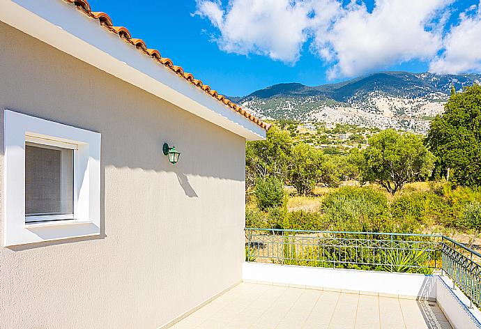 Upper terrace area with mountain views . - Villa Erasmia . (Galleria fotografica) }}