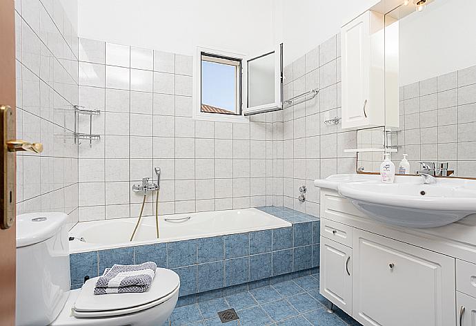 Family bathroom with bath and shower . - Villa Erasmia . (Fotogalerie) }}