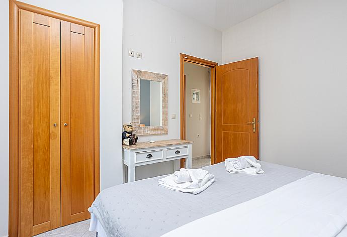 Double bedroom with A/C and balcony access . - Villa Erasmia . (Galerie de photos) }}
