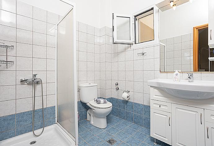 Family bathroom with shower . - Villa Erasmia . (Galería de imágenes) }}