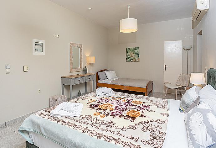 Bedroom with double bed, single bed, en suite bathroom, and A/C . - Villa Erasmia . (Galería de imágenes) }}