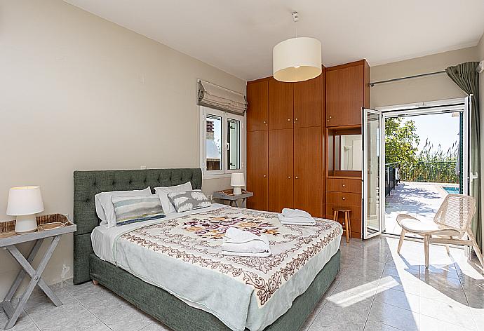 Bedroom with double bed, single bed, en suite bathroom, and A/C . - Villa Erasmia . (Galería de imágenes) }}