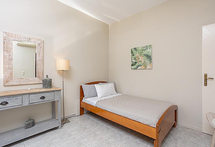 Bedroom with double bed, single bed, en suite bathroom, and A/C . - Villa Erasmia . (Galerie de photos) }}
