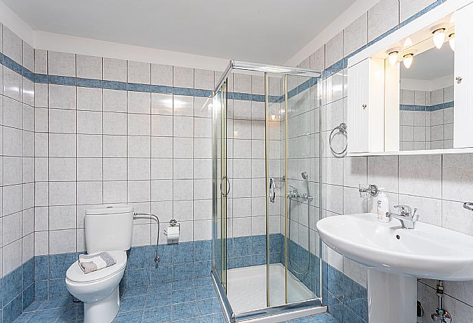 En suite bathroom with shower . - Villa Erasmia . (Fotogalerie) }}