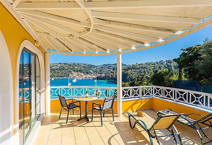 Sheltered terrace area with sea views . - Thanasis . (Galleria fotografica) }}