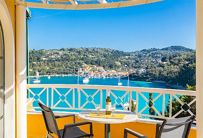 Sheltered terrace area with sea views . - Thanasis . (Fotogalerie) }}